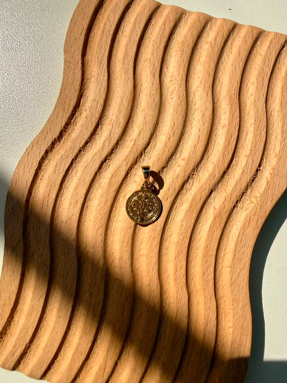 Pingente de São Bento - Banho Ouro 18k — segunda imagem