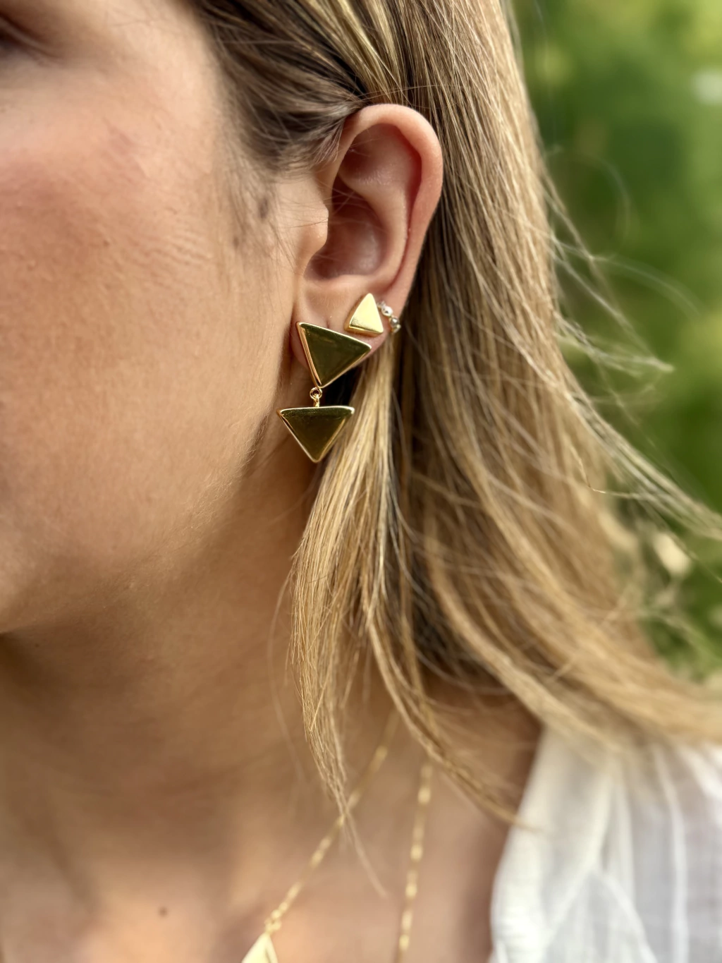 Brinco Triângulo Médio - Banho Ouro 18K — segunda imagem
