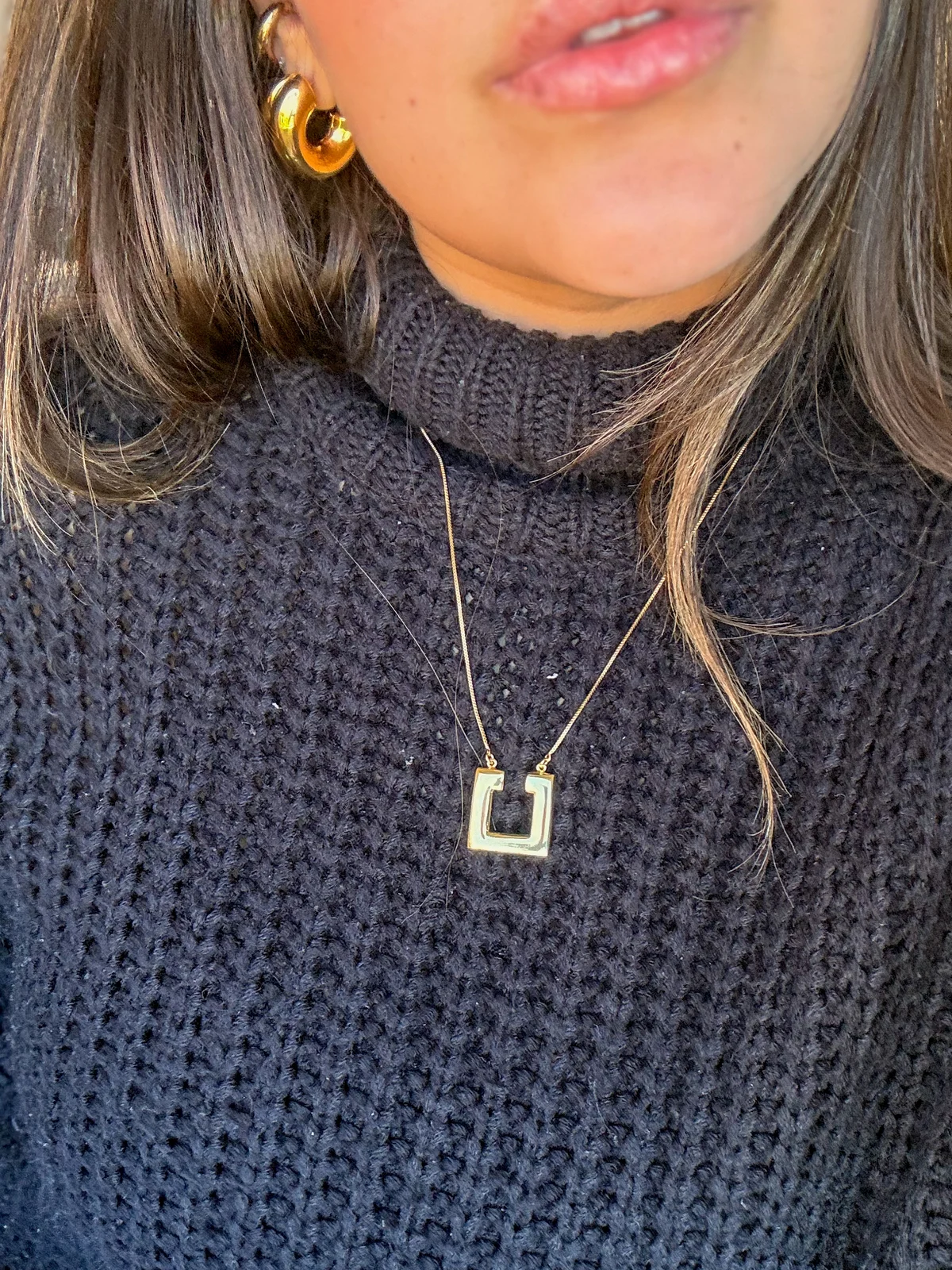 Colar Veneziana Pingente em U - Banho Ouro 18k