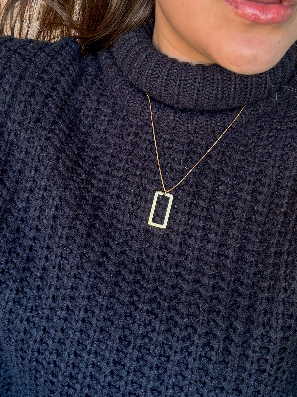 Colar Pingente Retangular G - Banho Ouro 18k — segunda imagem