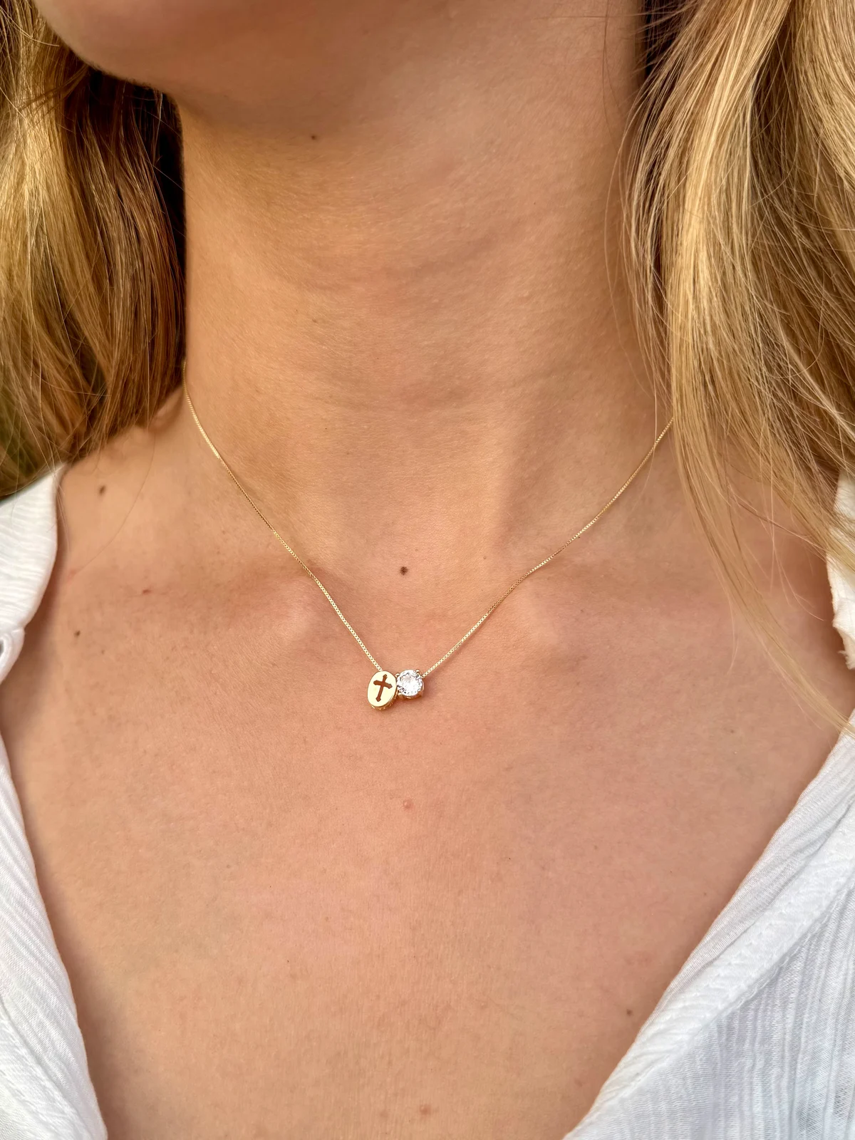 Colar Pingente Cruz e Ponto Luz Zircônia - Banho Ouro 18k
